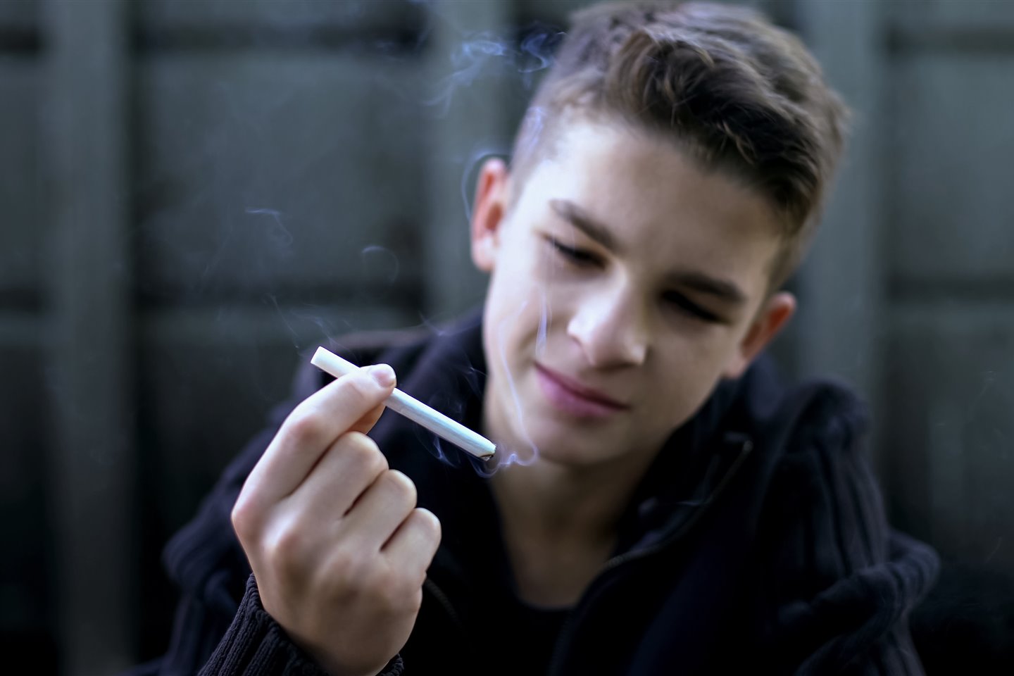 a che età si può fumare la sigaretta elettronica Ragazzina di 12 anni fuma una sigaretta elettronica e finisce in coma con  lesioni ad un polmone. L'esperto: 