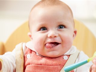 Lo svezzamento: L'uso del cucchiaino 