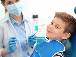 Denti cariati già a 2 anni, l’allarme degli esperti