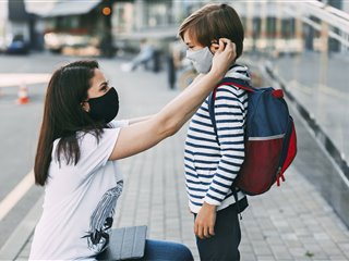 Di nuovo sui banchi di scuola. A metà. Colpite le competenze socio-relazionali